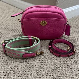 Coach camera bag with 2 straps in Color Petunia